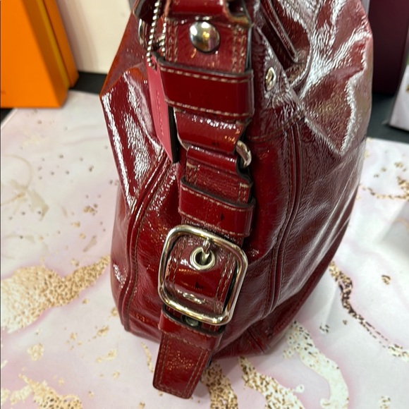 Coach Red Patent Leather Shoulder Bag with Glossy Finish - Picture 4 of 13